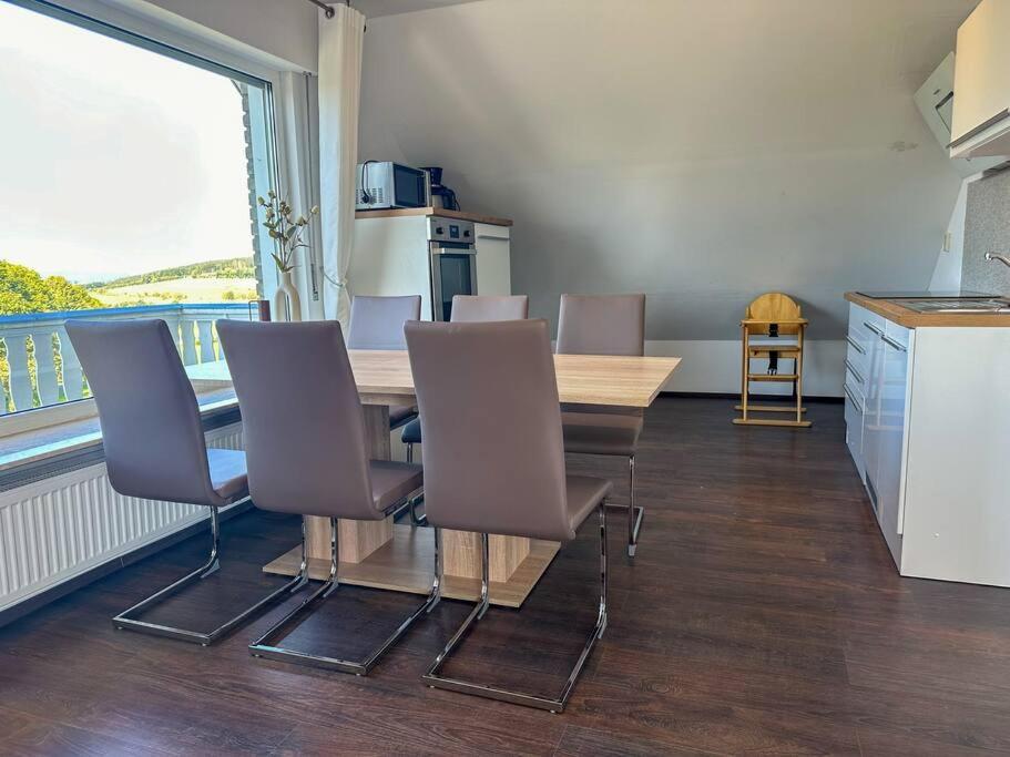 Bovenappartement In Met Balkon En Uitzicht Over Het Bos